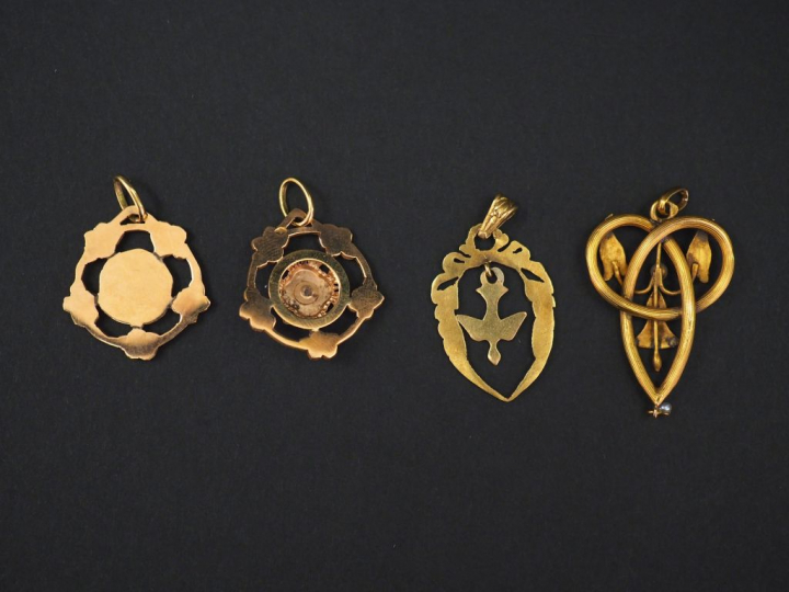 Ensemble comprenant :  - un pendentif de style Art Nouveau en or jaune