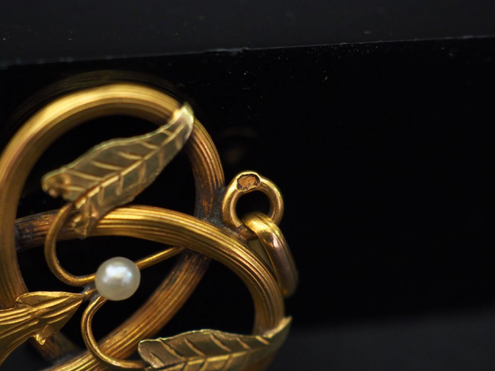 Ensemble comprenant :  - un pendentif de style Art Nouveau en or jaune