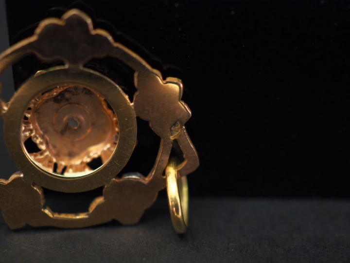 Ensemble comprenant :  - un pendentif de style Art Nouveau en or jaune