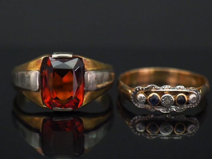 Ensemble comprenant :  - une bague de style Art déco deux tons d'or, s