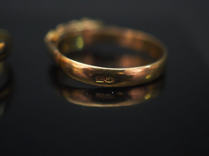 Ensemble comprenant :  - une bague de style Art déco deux tons d'or, s