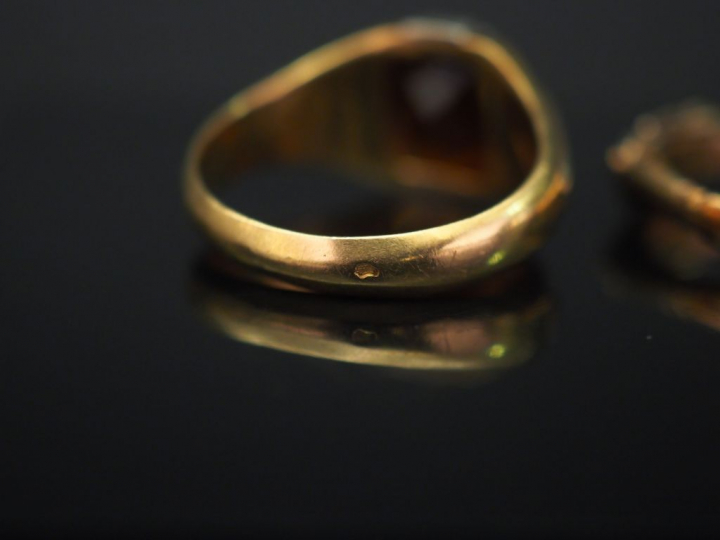 Ensemble comprenant :  - une bague de style Art déco deux tons d'or, s