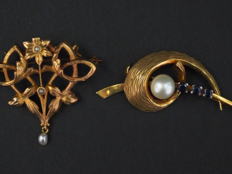 Vente aux enchères Ensemble comprenant :  - une broche de style Art Nouveau en or jaune, 