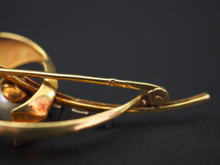 Ensemble comprenant :  - une broche de style Art Nouveau en or jaune, 