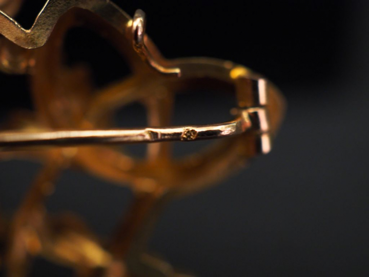 Ensemble comprenant :  - une broche de style Art Nouveau en or jaune, 