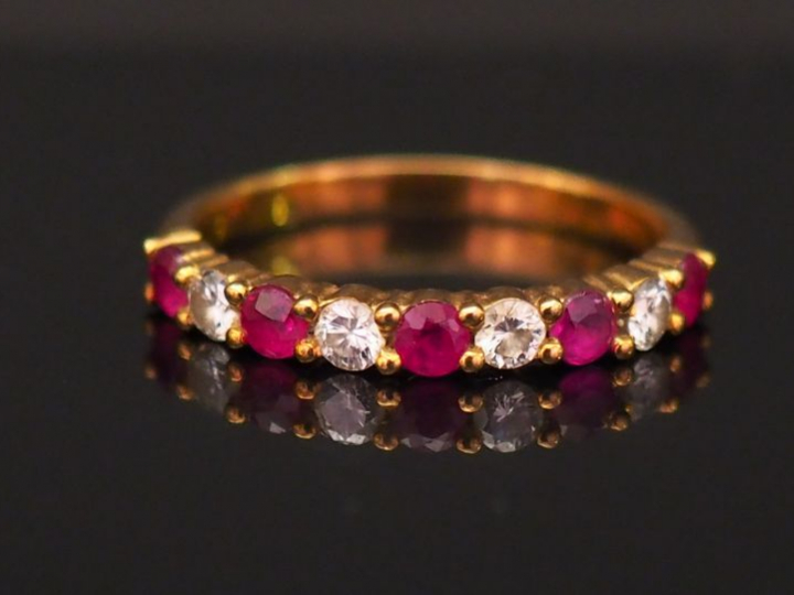 Demi alliance en or jaune, sertie de pierres roses et diamants alterné