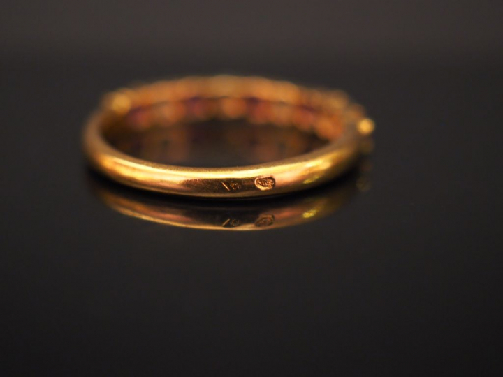 Demi alliance en or jaune, sertie de pierres roses et diamants alterné