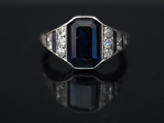 Vente aux enchères Bague de style Art déco en or blanc, sertie en son centre d'un saphir 