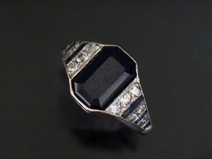 Bague de style Art déco en or blanc, sertie en son centre d'un saphir 