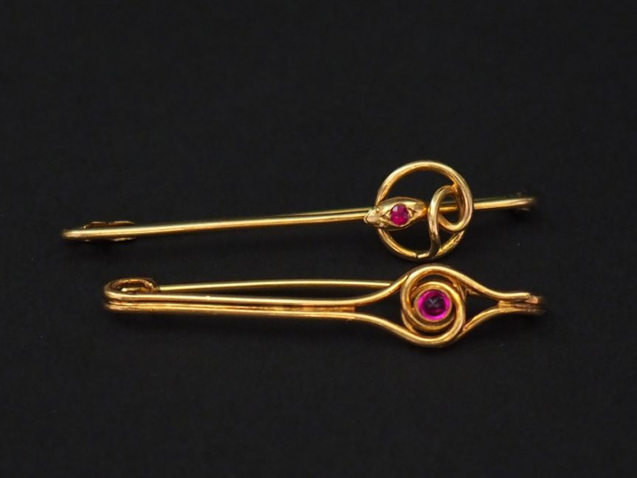 Ensemble comprenant :  - une broche en or jaune, à décor d'un serpent 
