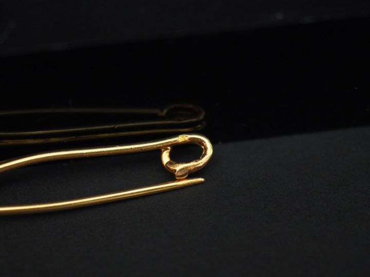 Ensemble comprenant :  - une broche en or jaune, à décor d'un serpent 