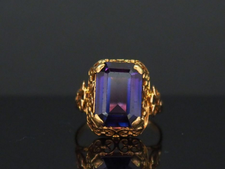 Vente aux enchères Bague en or jaune, sertie en son centre d'une améthyste. Jolie monture