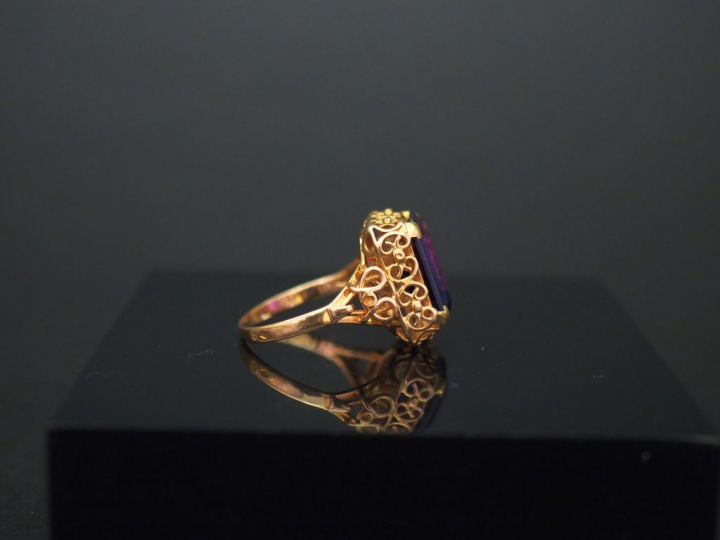 Bague en or jaune, sertie en son centre d'une améthyste. Jolie monture