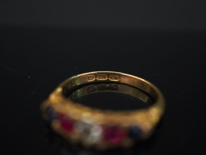 Bague jonc en or jaune, sertie en son centre d'un diamant taillé en ro