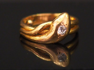 Vente aux enchères Bague en or jaune en forme de serpent, sertie d'un petit diamant taill