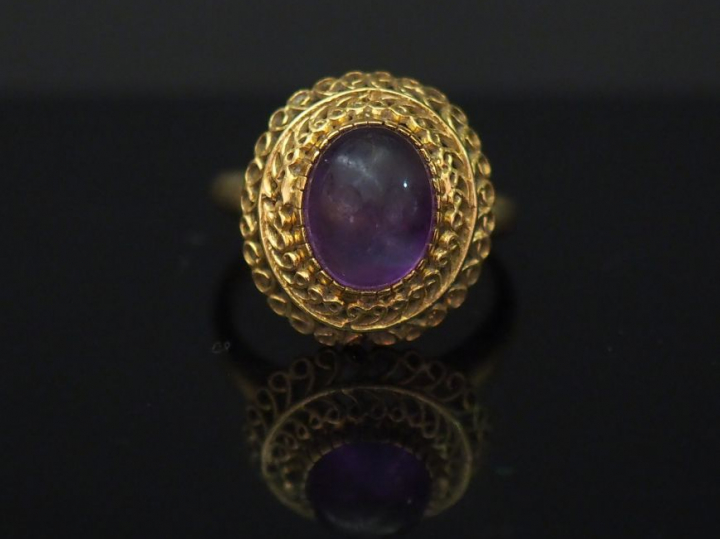 Bague dôme en or jaune, à décor ajouré et sertie en son centre d'une a