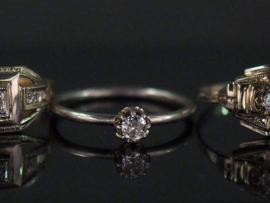 Ensemble comprenant :  - une bague de style Art déco deux tons d'or, s