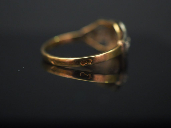 Ensemble comprenant :  - une bague de style Art déco deux tons d'or, s