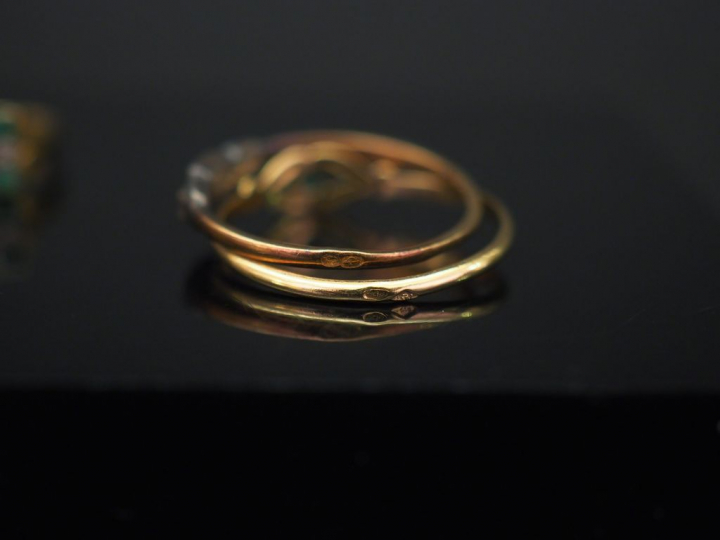 Ensemble comprenant :  - une bague en or jaune, plateau de forme recta