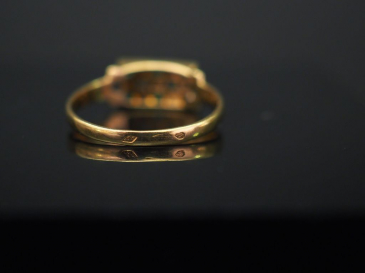 Ensemble comprenant :  - une bague en or jaune, plateau de forme recta