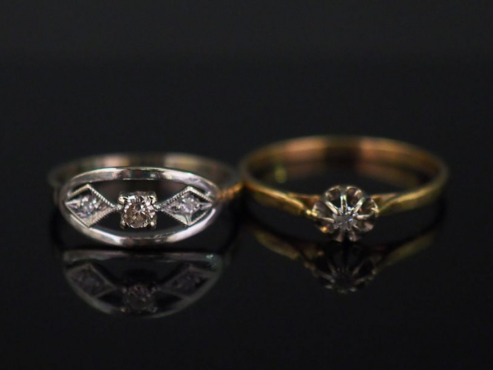 Ensemble comprenant :  - une bague solitaire en or jaune, sertie en so