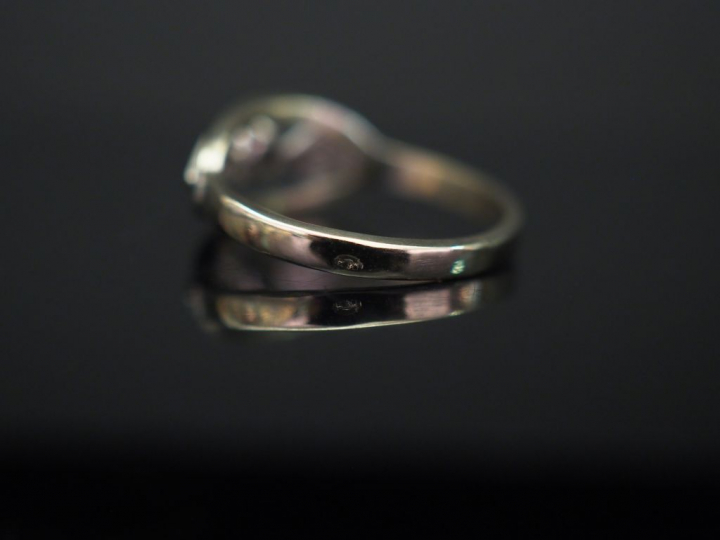 Ensemble comprenant :  - une bague solitaire en or jaune, sertie en so