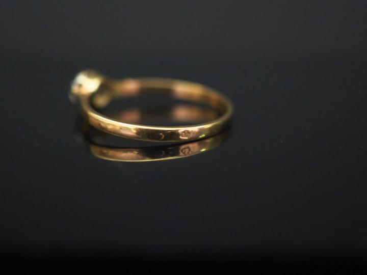 Ensemble comprenant :  - une bague solitaire en or jaune, sertie en so