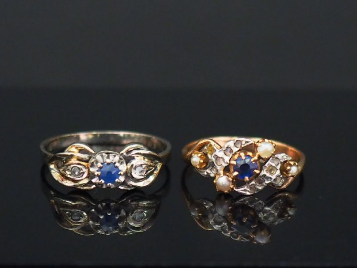 Ensemble comprenant :  - une bague en or blanc en forme de nœud, serti