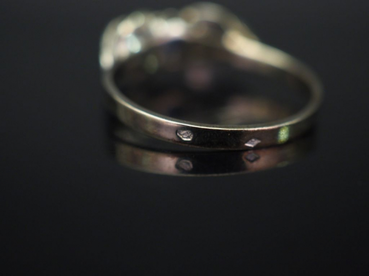 Ensemble comprenant :  - une bague en or blanc en forme de nœud, serti