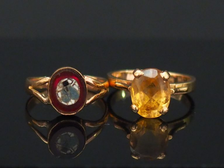 Ensemble comprenant :  - une bague en or jaune, sertie en son centre d