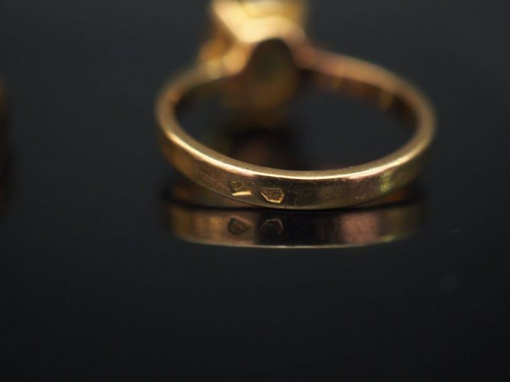 Ensemble comprenant :  - une bague en or jaune, sertie en son centre d