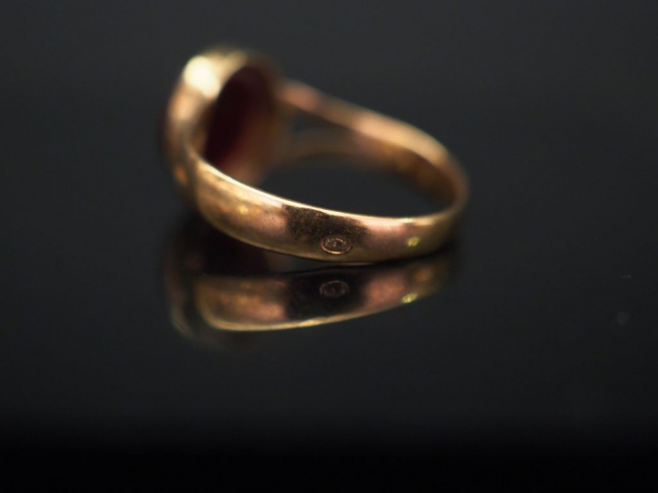 Ensemble comprenant :  - une bague en or jaune, sertie en son centre d