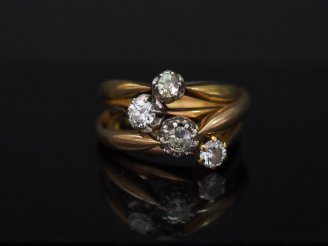 Vente aux enchères Ensemble comprenant quatre petites bagues solitaires en or jaune, sert