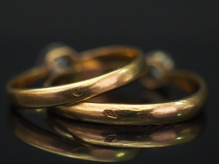 Ensemble comprenant quatre petites bagues solitaires en or jaune, sert