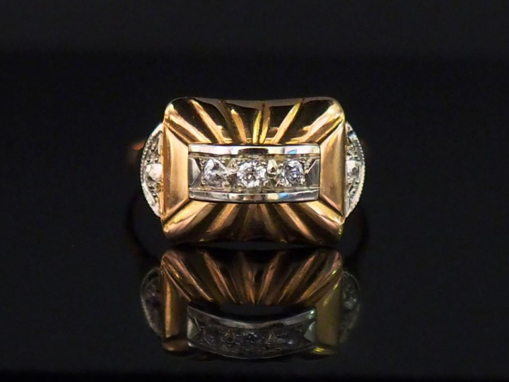 Bague de style 1940 en or jaune, sertie en son centre d'une ligne de t