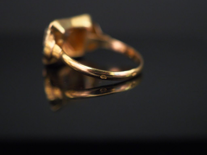 Bague de style 1940 en or jaune, sertie en son centre d'une ligne de t