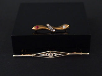 Vente aux enchères Ensemble comprenant :  -	une broche barrette en or jaune, formée de de