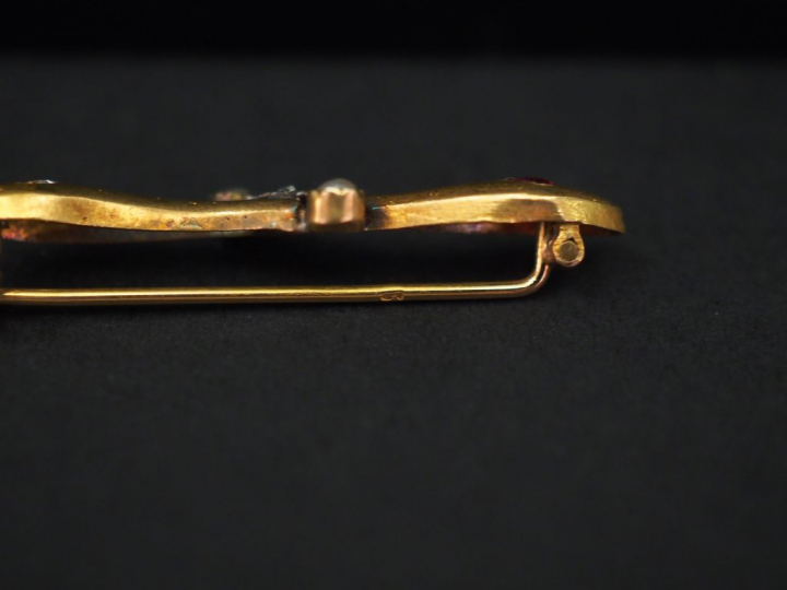 Ensemble comprenant :  -	une broche barrette en or jaune, formée de de