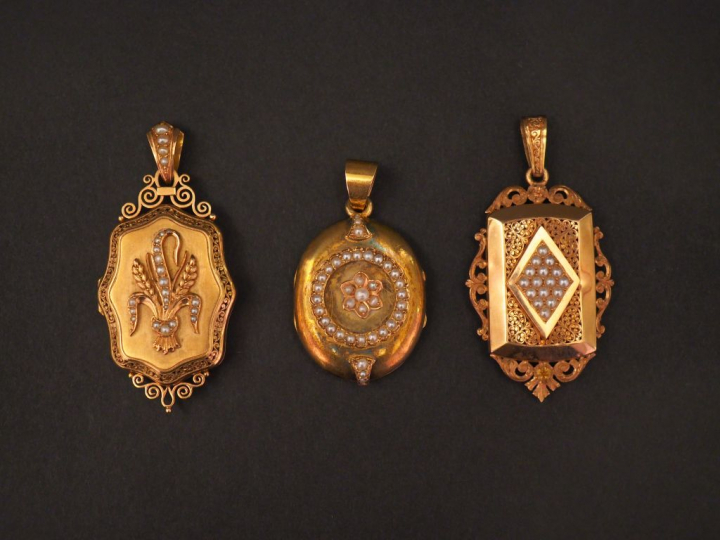Ensemble comprenant trois différents pendentifs porte-photos Napoléon 