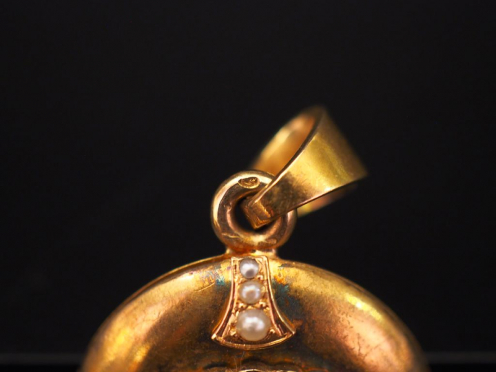 Ensemble comprenant trois différents pendentifs porte-photos Napoléon 