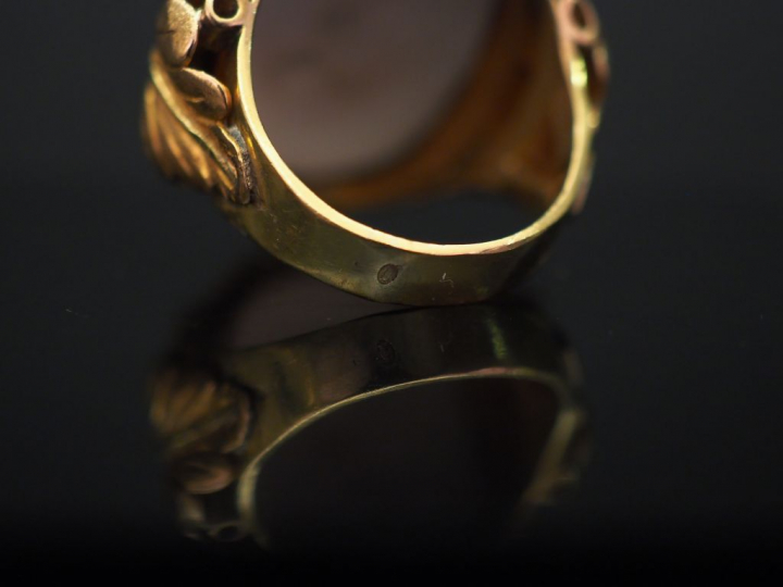 Bague Napoléon III en or jaune, sertie en son centre d'une plaque en p