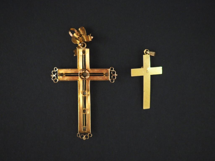 Ensemble comprenant deux différents pendentifs Napoléon III en forme d