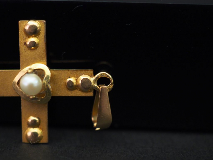 Ensemble comprenant deux différents pendentifs Napoléon III en forme d