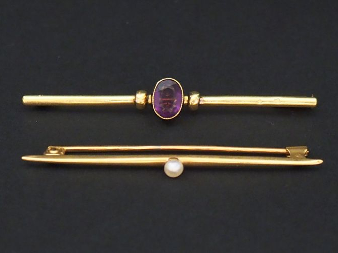 Ensemble comprenant :  - une broche barrette Napoléon III en or jaune,