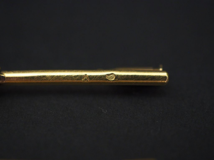 Ensemble comprenant :  - une broche barrette Napoléon III en or jaune,