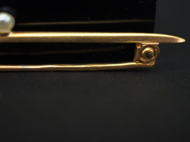 Ensemble comprenant :  - une broche barrette Napoléon III en or jaune,