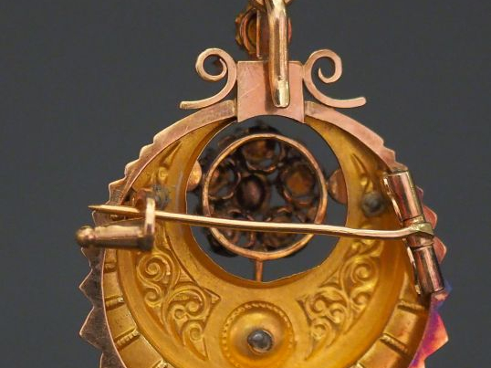 Broche/pendentif Napoléon III en or jaune, sertie de diamants taillés 