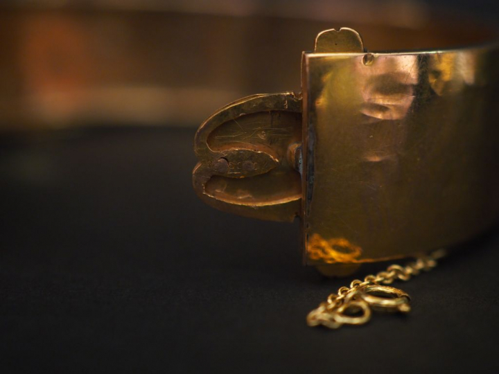 Bracelet manchette Napoléon III en or jaune et plaqué or, à décor d'un