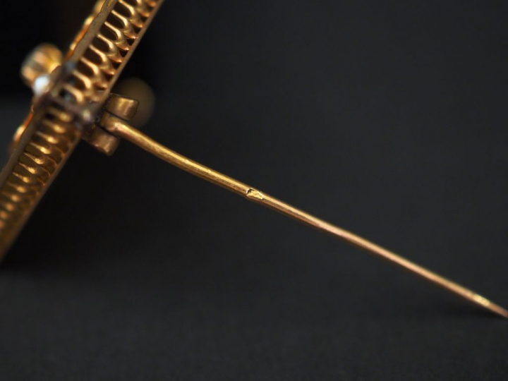 Ensemble comprenant :  - une broche carrée Napoléon III en or jaune, à