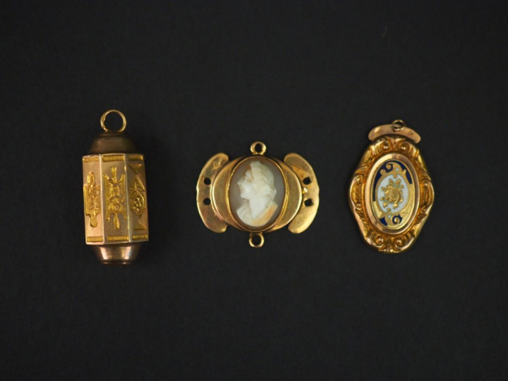 Ensemble comprenant :  - un fermoir Napoléon III en or jaune et émail 